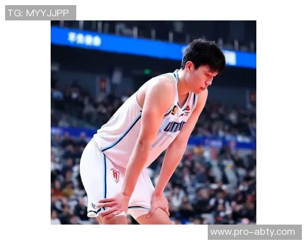 戈贝尔展现年轻内线实力杨瀚森强调抢篮板的强烈意愿是成功关键